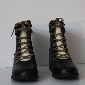 KHOMBU- Eureka WATERPROOF women's winter boots. NWB Size 11 ( runs small)